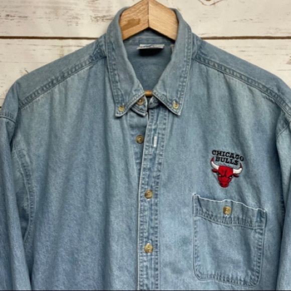 VTG Chicago Bulls Embroidered Logo Light Wash Button Down Shirt Men's XL - Picture 3 of 8